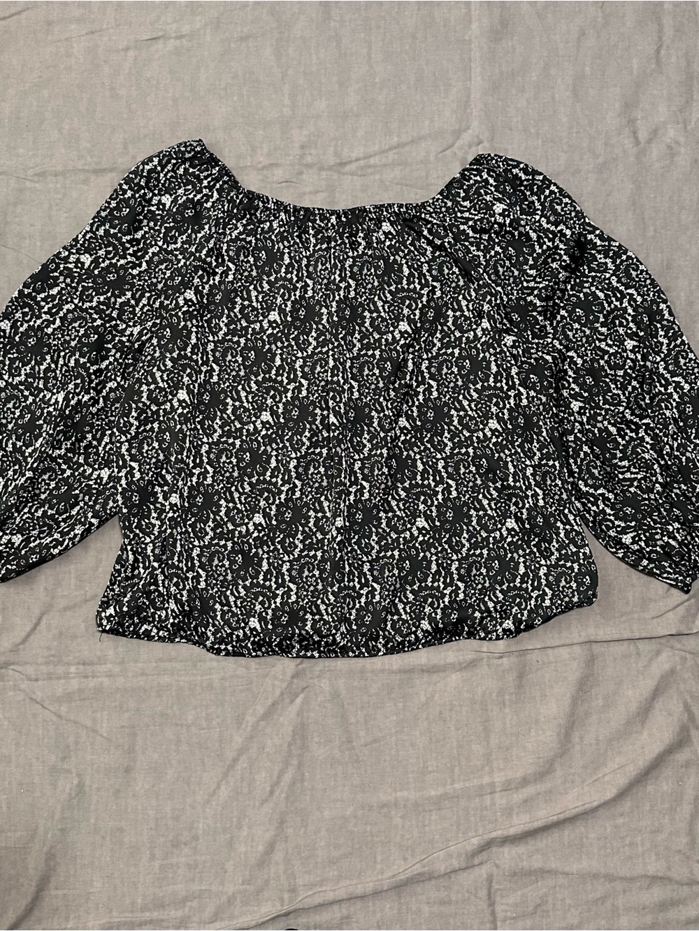 Vince Camuto Black & White Printed Peasant Blouse - Picture 5 of 6